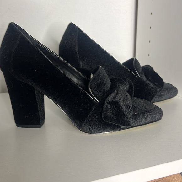 NWOT Bella Vita Bow Velvet Chunk Heels - Picture 2 of 8